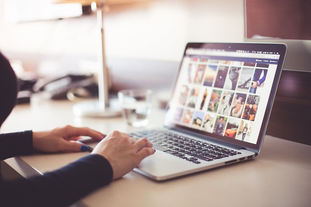 Cómo saber si la batería del MacBook pro está hinchada