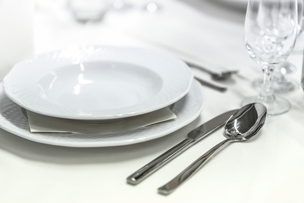 Como se colocan los cubiertos en la mesa