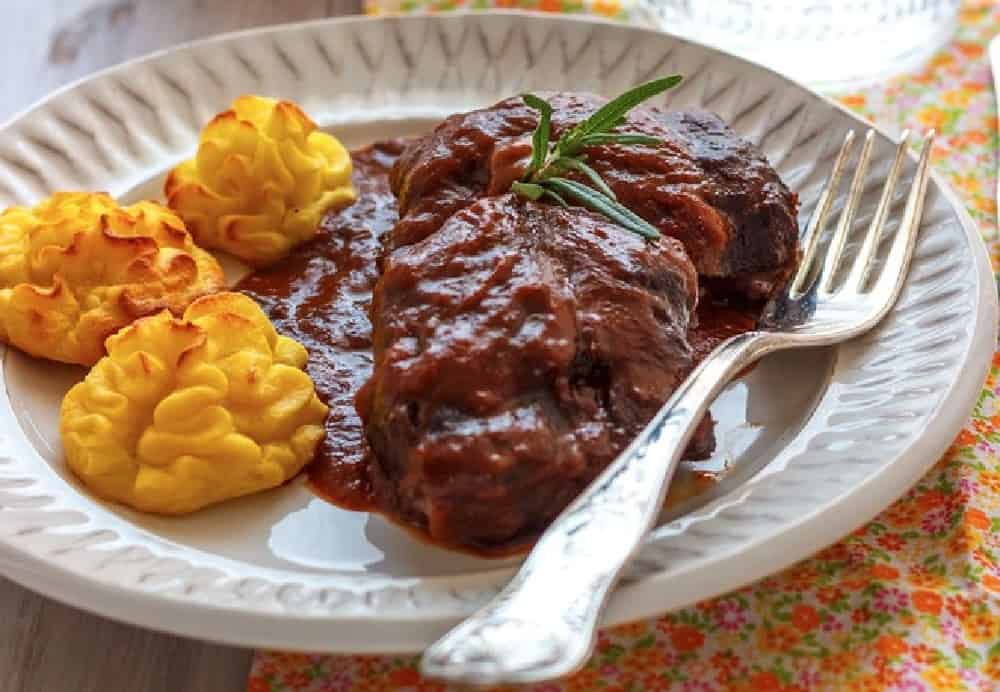 Finalizar y servir las carrilleras de cerdo