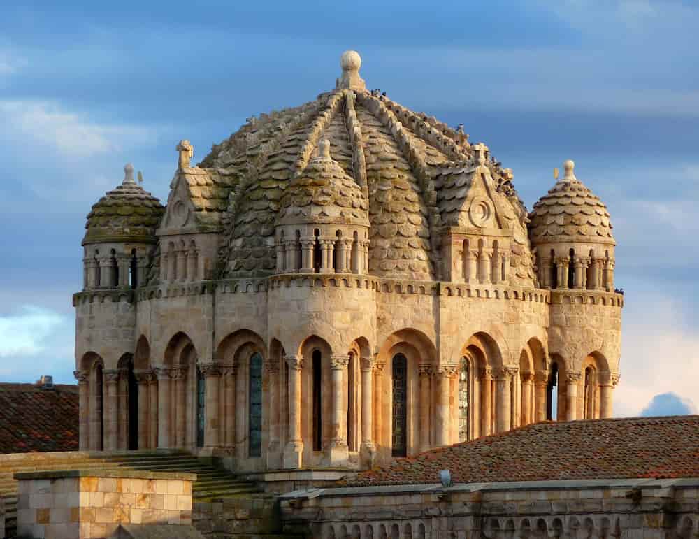 Cuántas ventanas adornan la cúpula de la catedral de Zamora