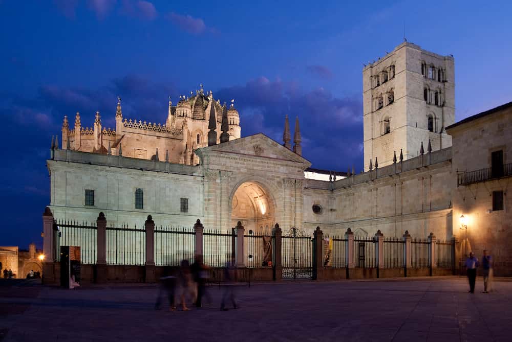 Cuántas ventanas adornan la cúpula de la catedral de Zamora